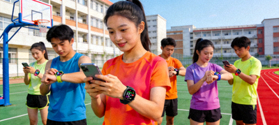 学校体育课堂上学生使用智能设备进行体育锻炼